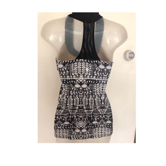 EUC! LULULEMON BLACK & WHITE ABSTRACT DESIGN TANK - Picture 2 of 6